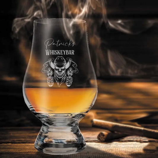 Whiskyglas Glencairn mit Gravur Totenkopf, Name und Spruch
