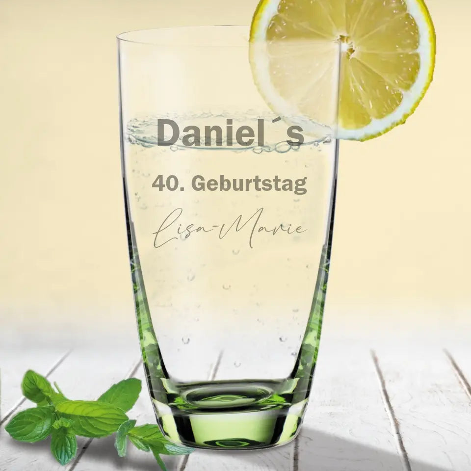 Farbiges Trinkglas zum Geburtstag oder Party mit Namen deiner Gäste