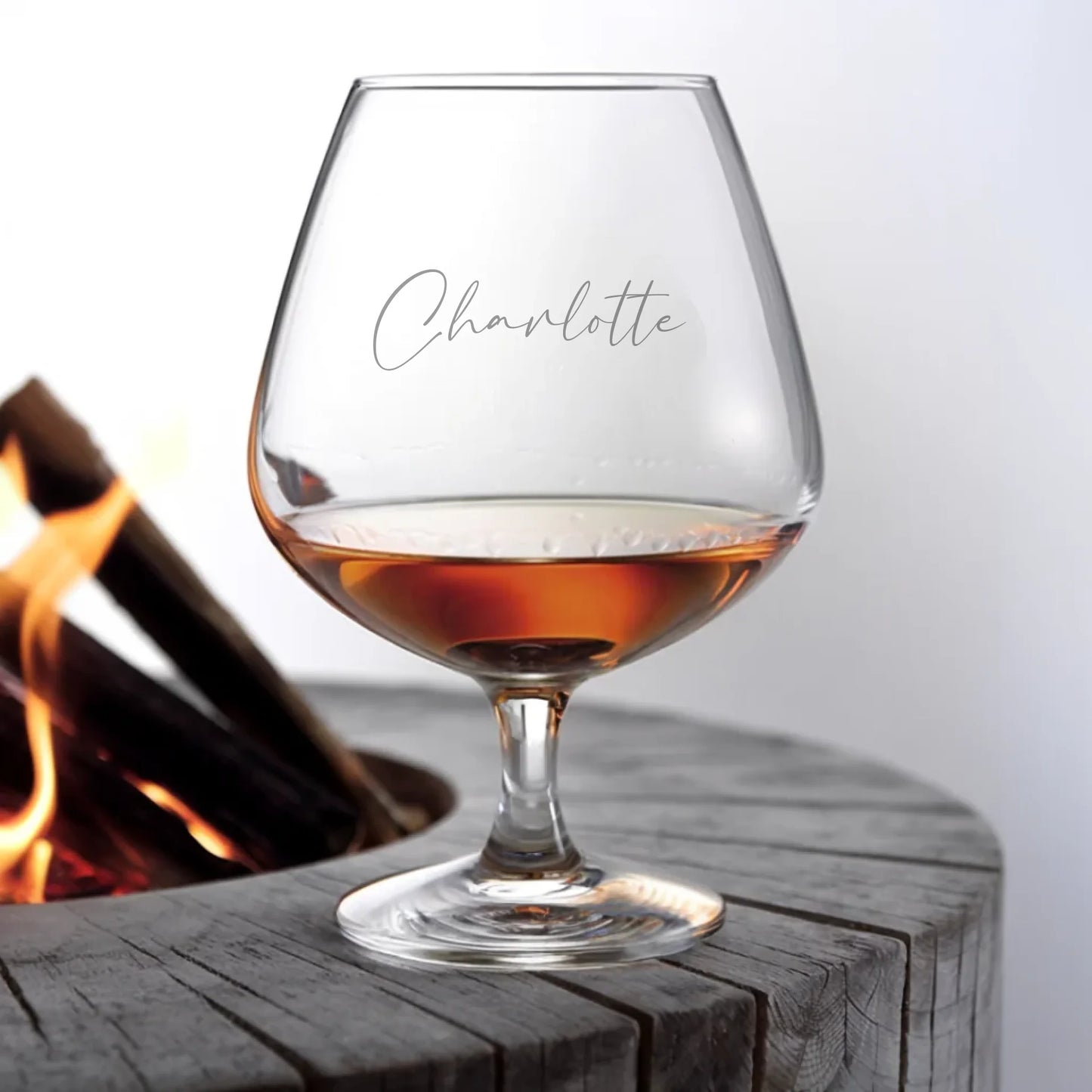 the-glass-is-elegantly-designed-with-a-s_SD57C5HVQba92GqYD8ez0Q_S4Wx6zsFS7uyqMEXEha2Ww