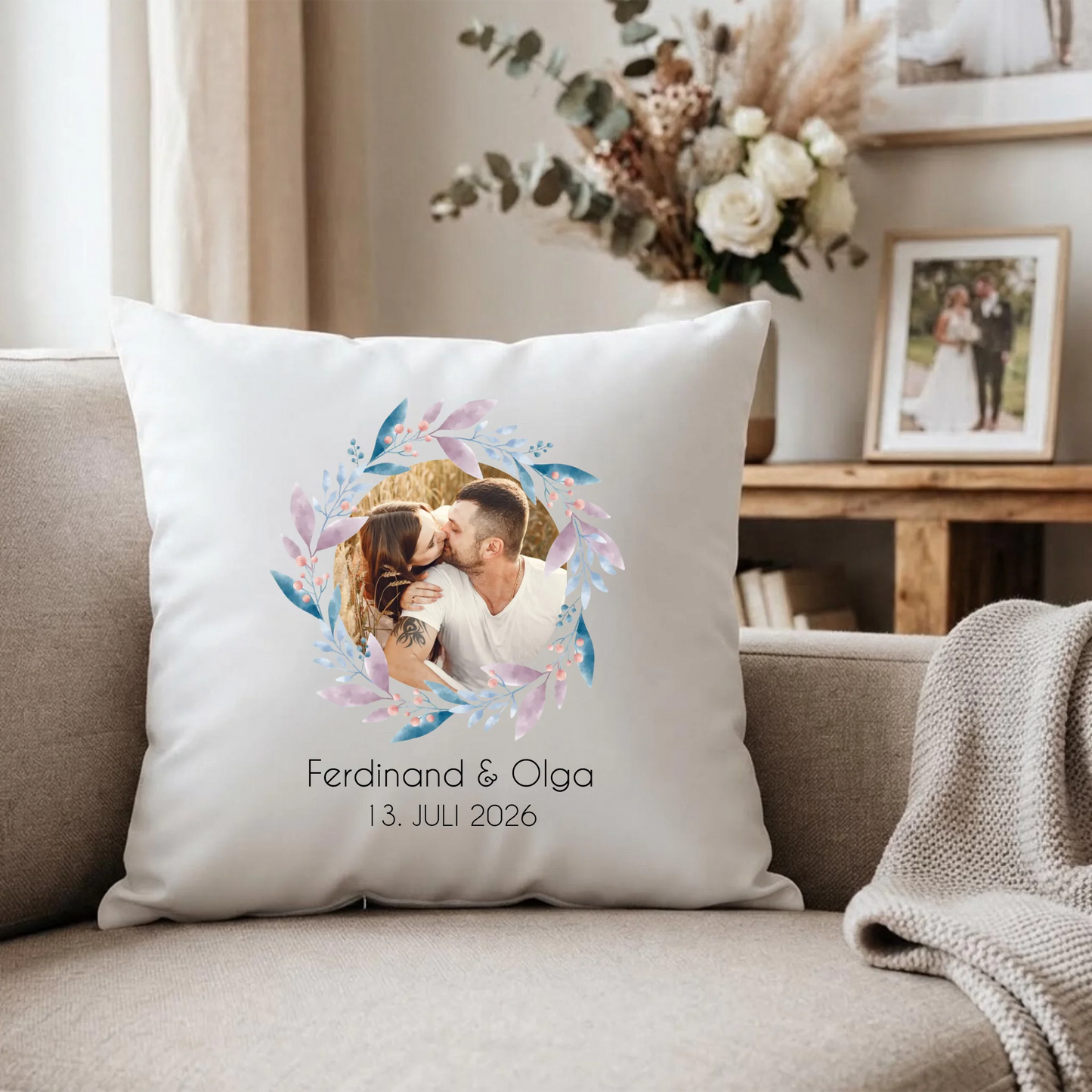 Personalisiertes Fotokissen als Hochzeitsgeschenk im Wohnzimmer