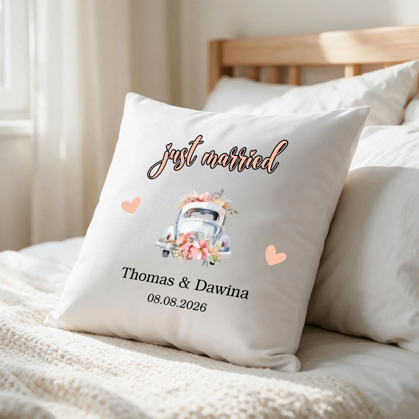 Personalisiertes Just-Married-Kissen als Hochzeitsgeschenk im Wohnzimmer