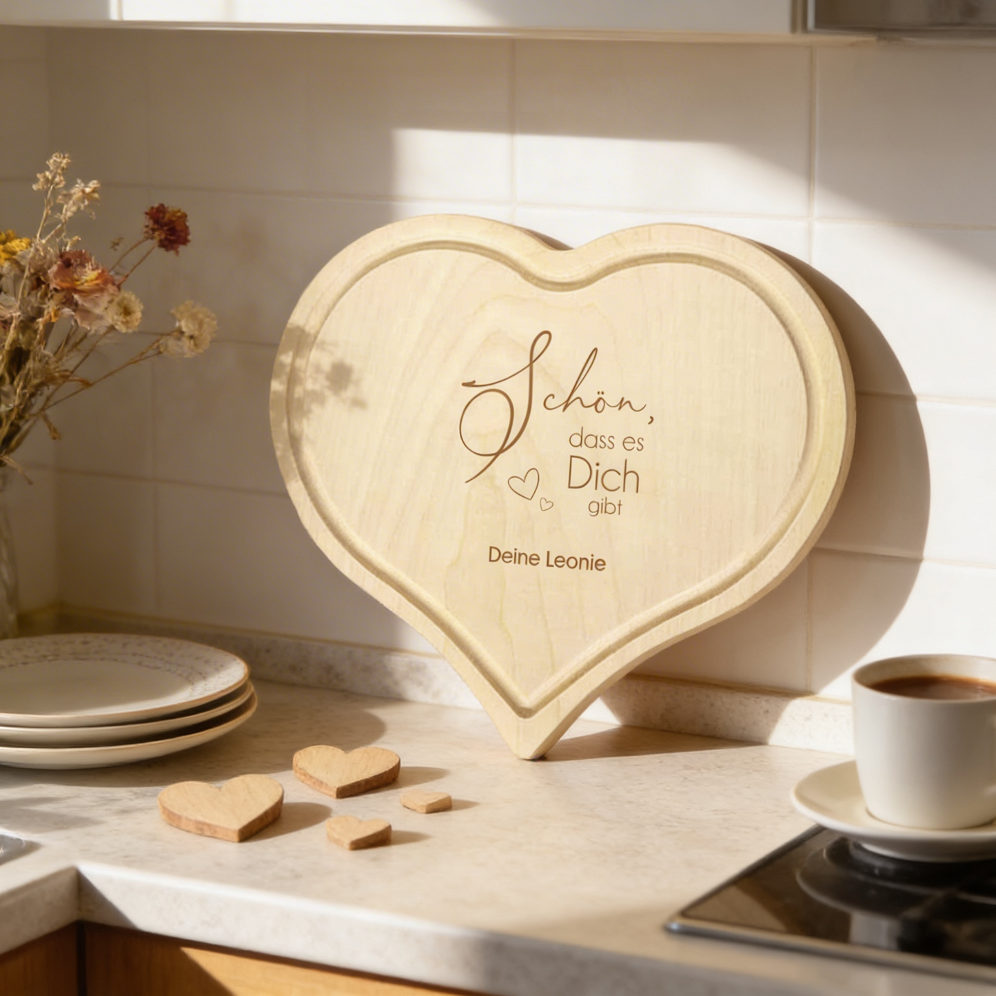 Schön, dass es dich gibt - Herzbrett / Schneidebrett mit individueller Gravur