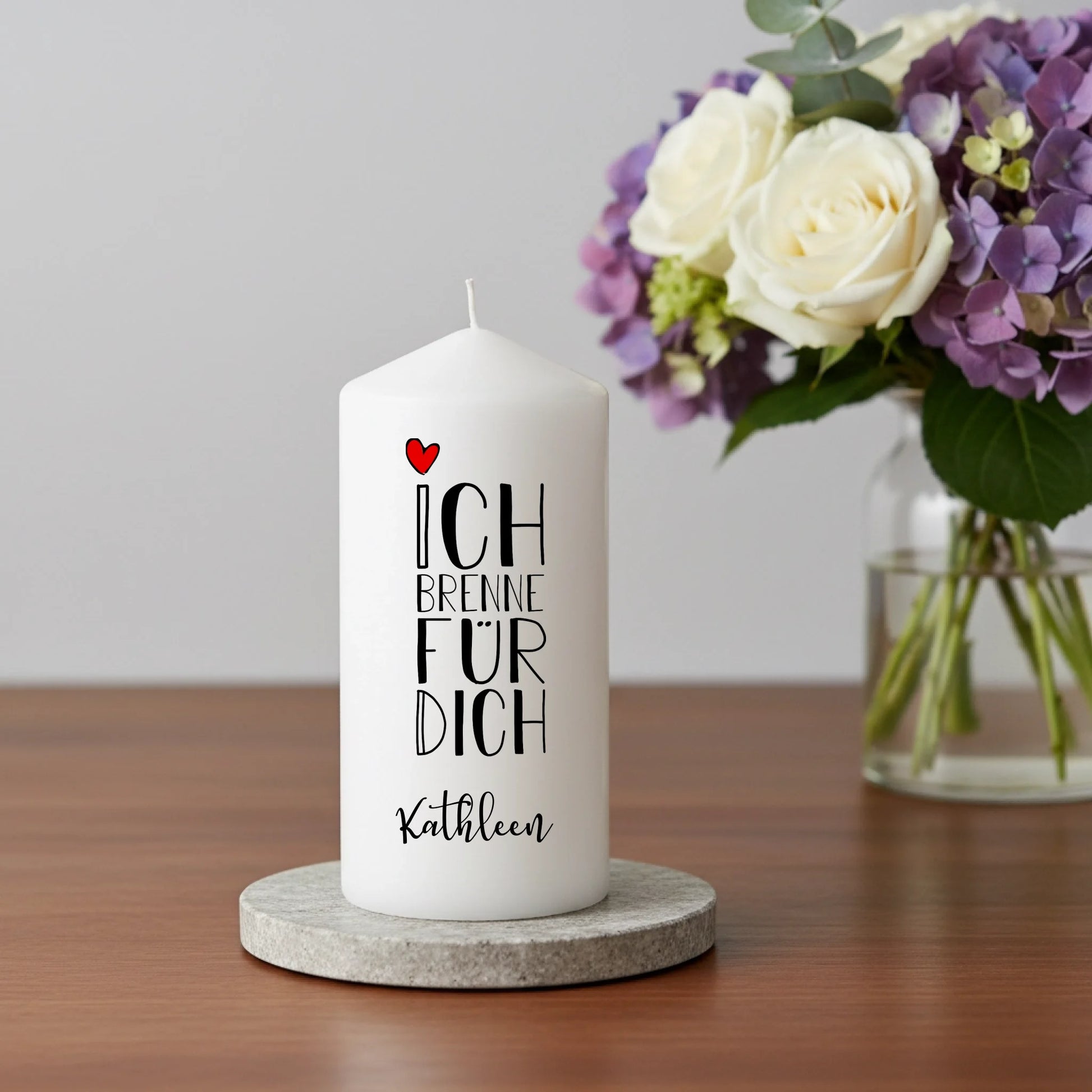 freepik__generiere-mir-ein-bild-mit-einer-kerze-neben-einer__60210