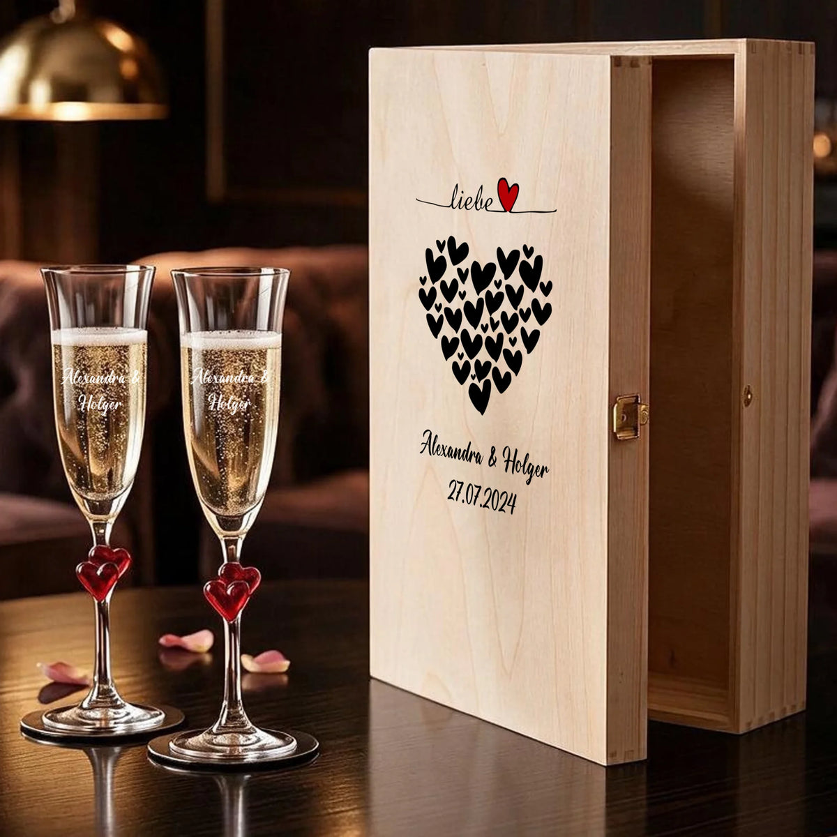 Zwei individuell gravierte L'amour-Sektgläser nebeneinander als personalisiertes Hochzeitsgeschenk