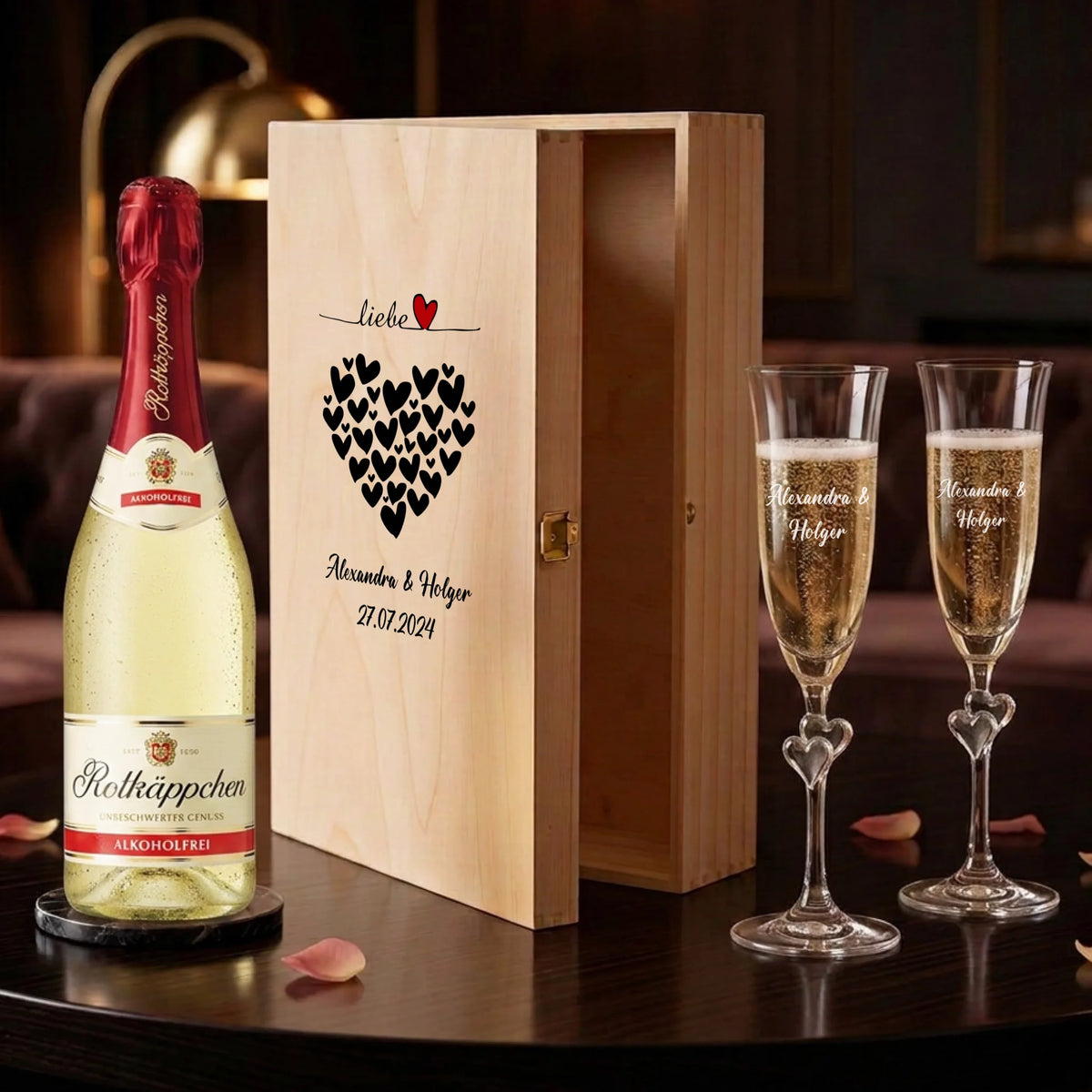 Zwei individuell gravierte L'amour-Sektgläser mit Namen & Datum als personalisiertes Hochzeitsgeschenk