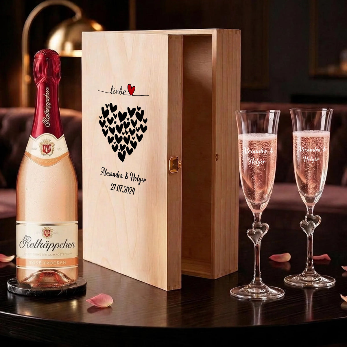 Individuell gravierte L'amour-Sektgläser mit Sekt gefüllt als personalisiertes Hochzeitsgeschenk