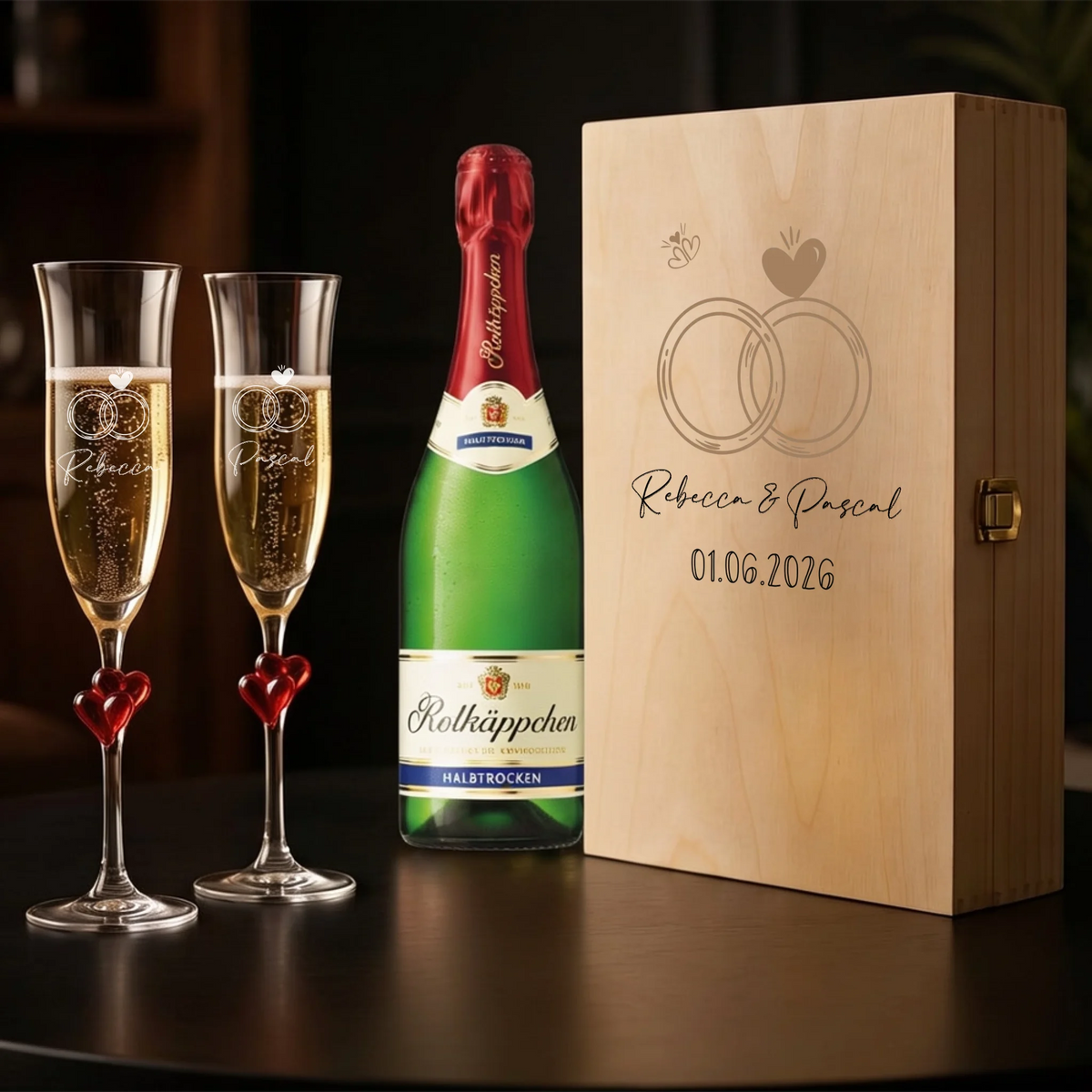 Personalisiertes Hochzeits-Set mit zwei individuell gravierten L'amour-Sektgläsern und Flasche