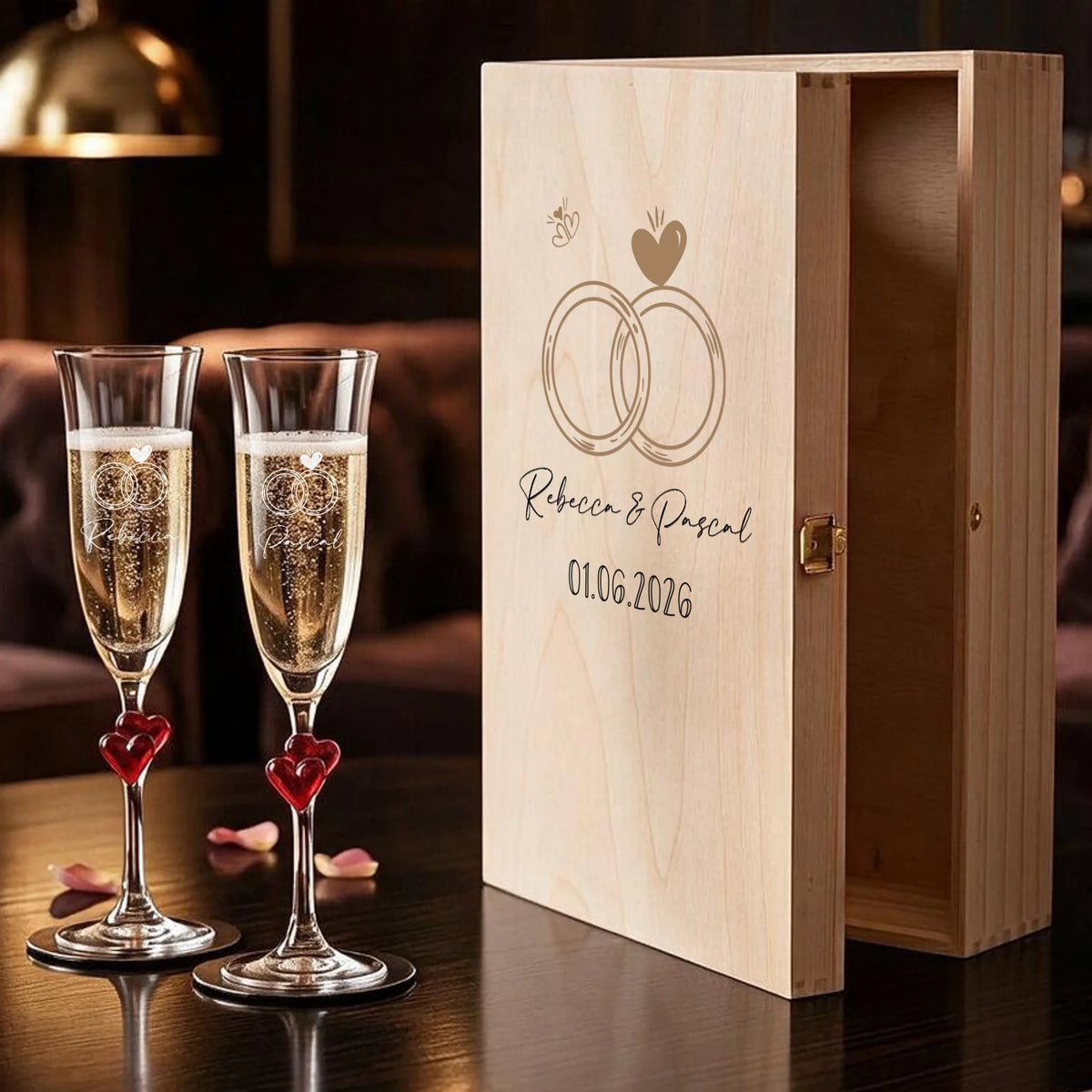 Zwei individuell gravierte L'amour-Sektgläser nebeneinander als personalisiertes Hochzeitsgeschenk