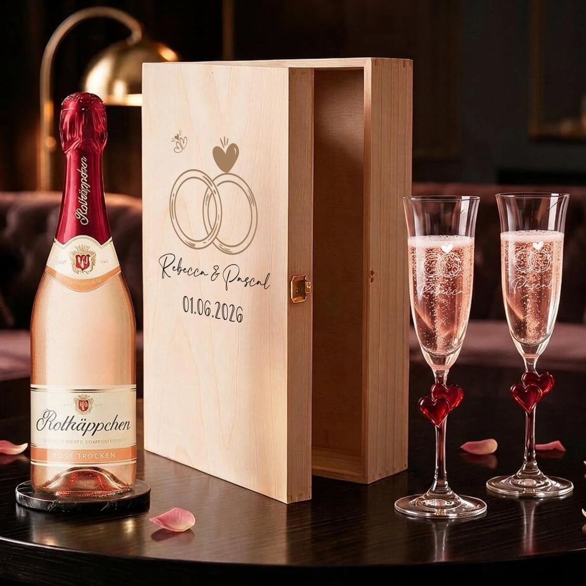 Detailansicht der L'amour-Sektgläser mit Herzen am Stiel – personalisiertes Hochzeitsgeschenk