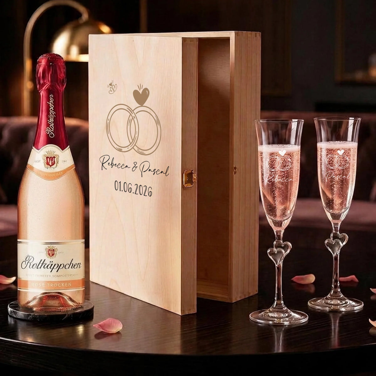 Individuell gravierte L'amour-Sektgläser mit Sekt gefüllt als personalisiertes Hochzeitsgeschenk