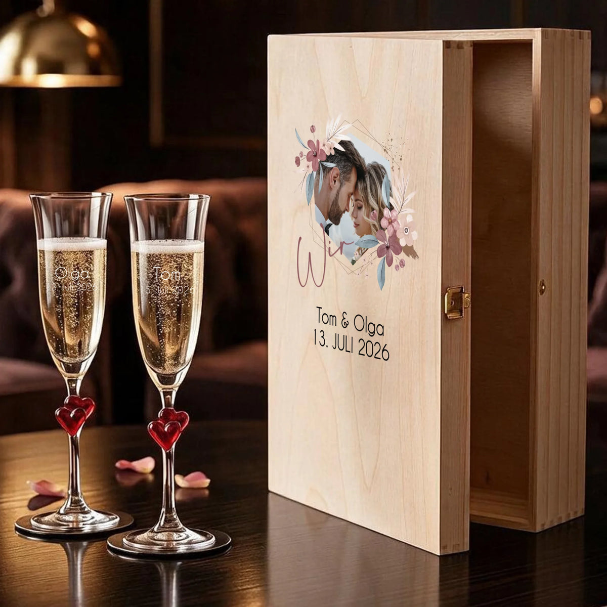 Zwei individuell gravierte L'amour-Sektgläser nebeneinander als personalisiertes Hochzeitsgeschenk