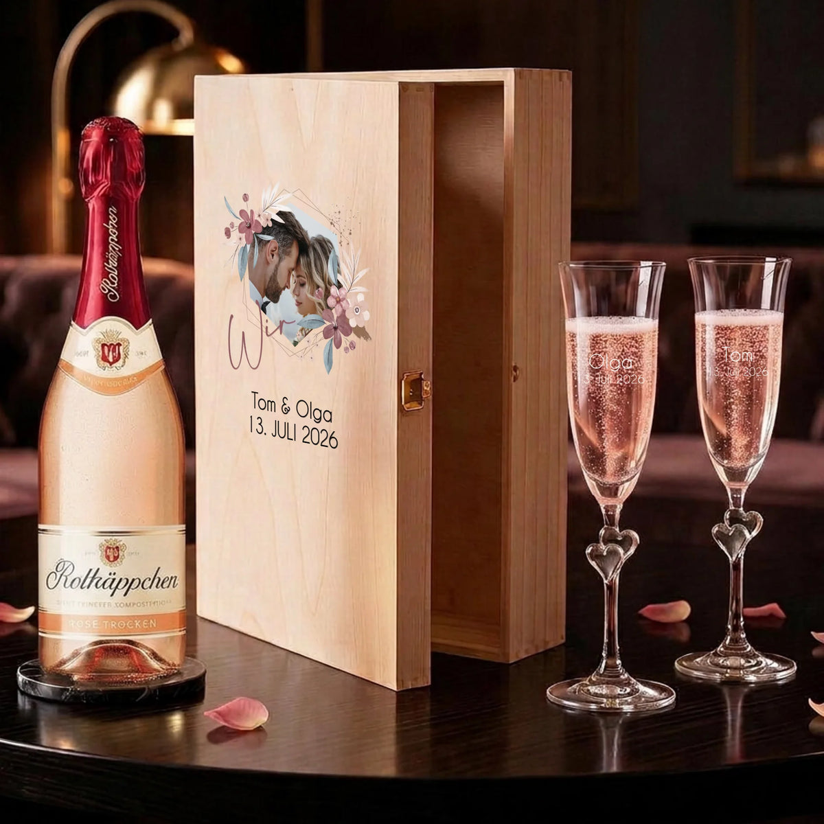 Individuell gravierte L'amour-Sektgläser mit Sekt gefüllt als personalisiertes Hochzeitsgeschenk