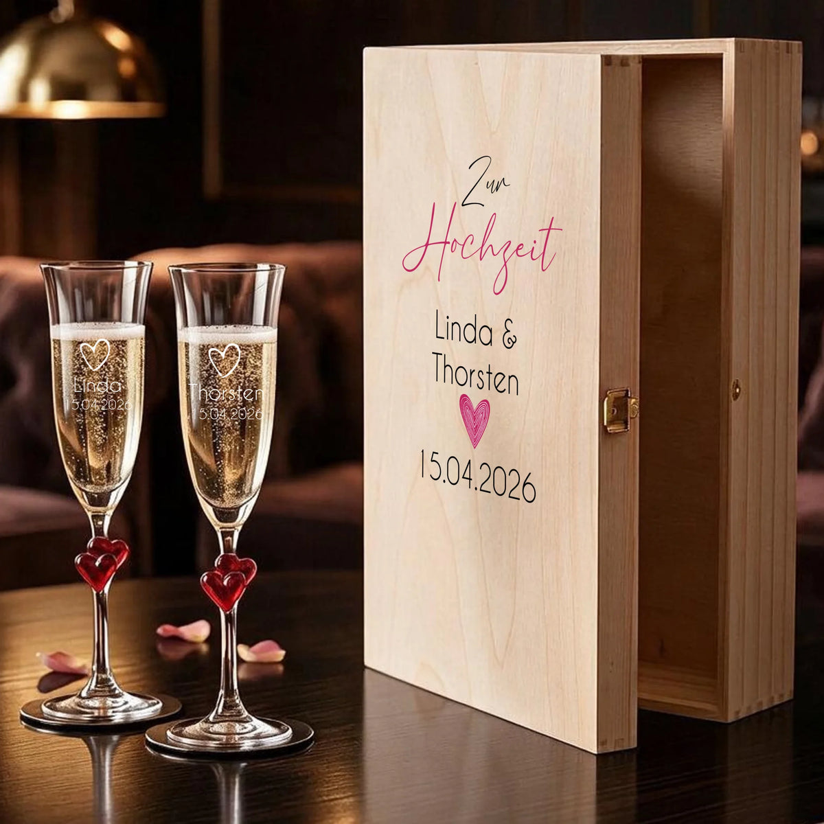 Zwei individuell gravierte L'amour-Sektgläser nebeneinander als personalisiertes Hochzeitsgeschenk
