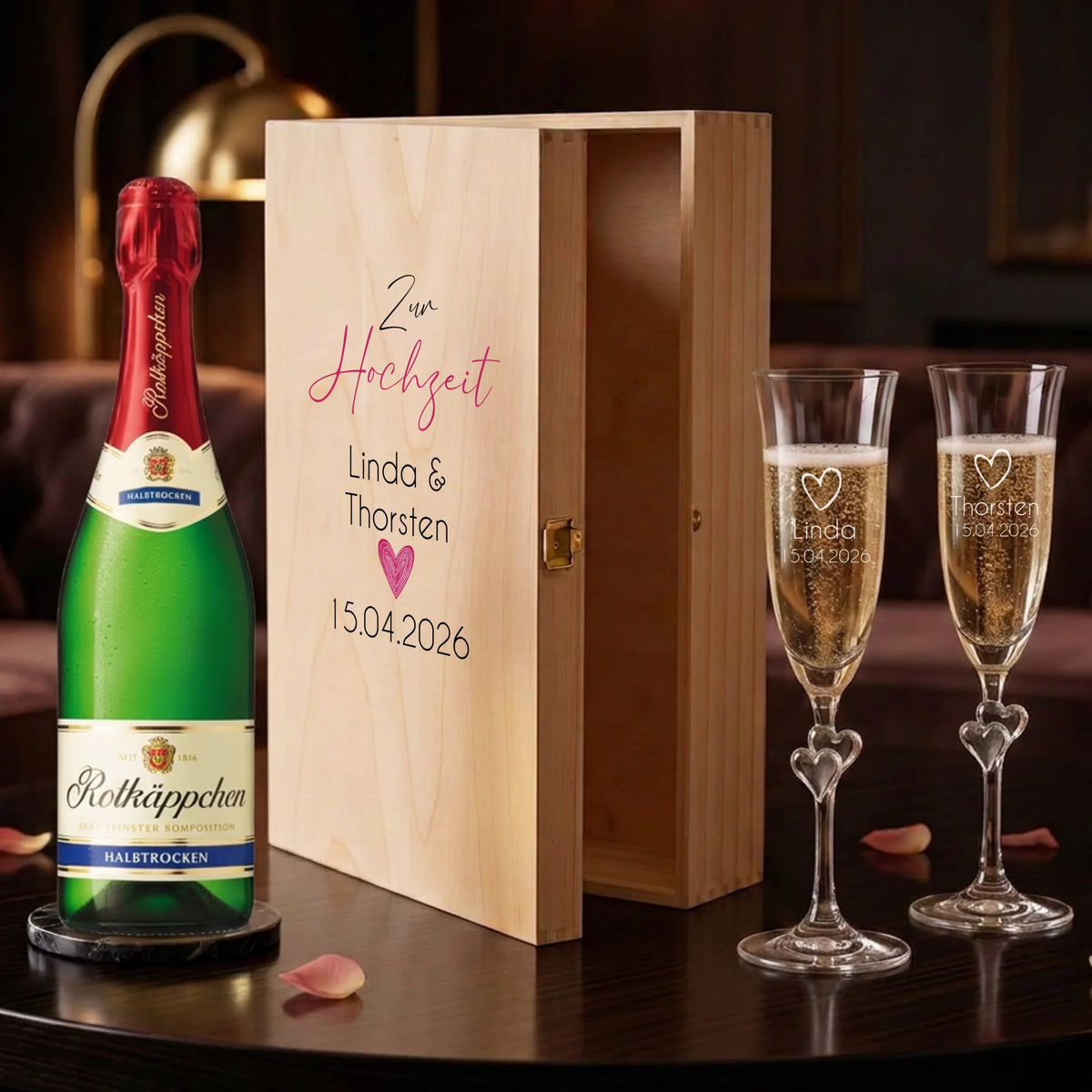 Zwei individuell gravierte L'amour-Sektgläser im personalisierten Geschenkset zur Hochzeit