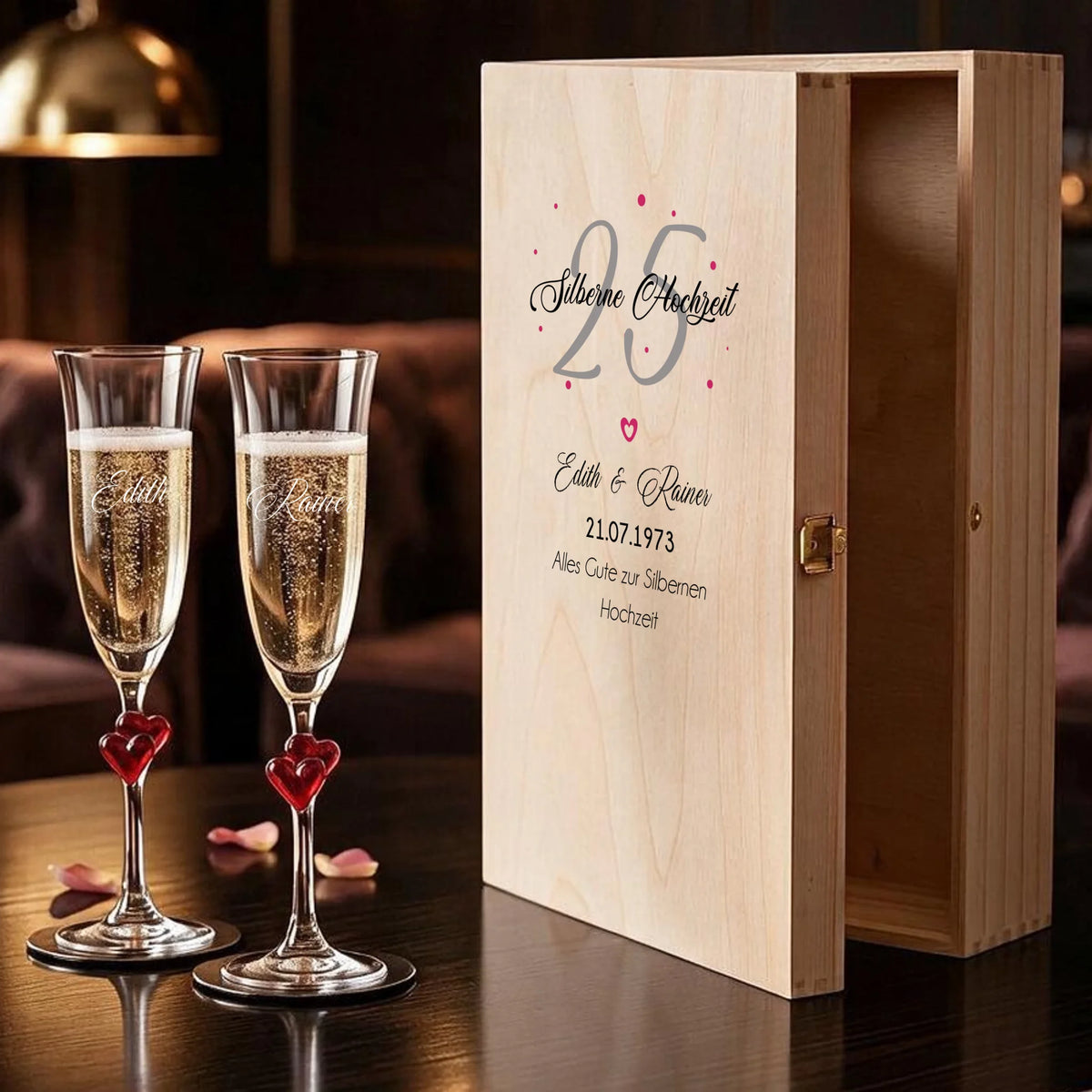 Zwei individuell gravierte L'amour-Sektgläser nebeneinander als personalisiertes Jubiläumsgeschenk