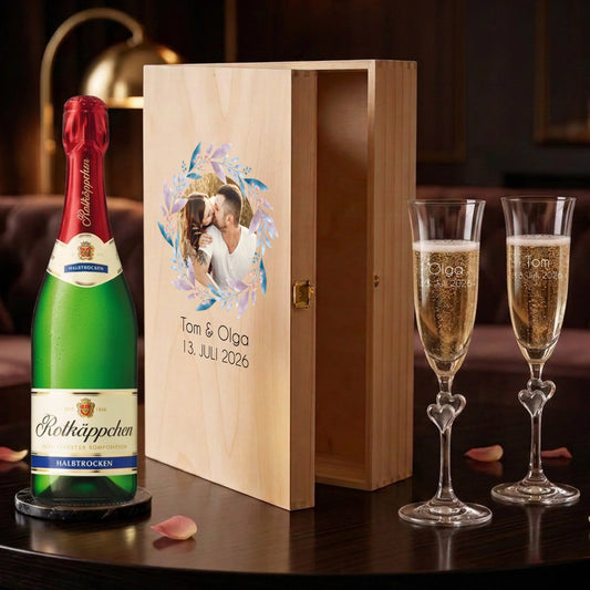 Personalisiertes Sektgeschenk zur Hochzeit – zwei individuell gravierte L'amour-Sektgläser mit Sektflasche