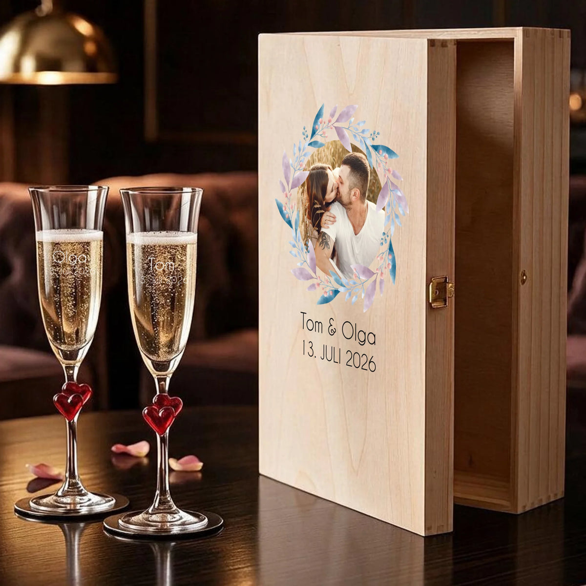 Zwei individuell gravierte L'amour-Sektgläser nebeneinander als personalisiertes Hochzeitsgeschenk