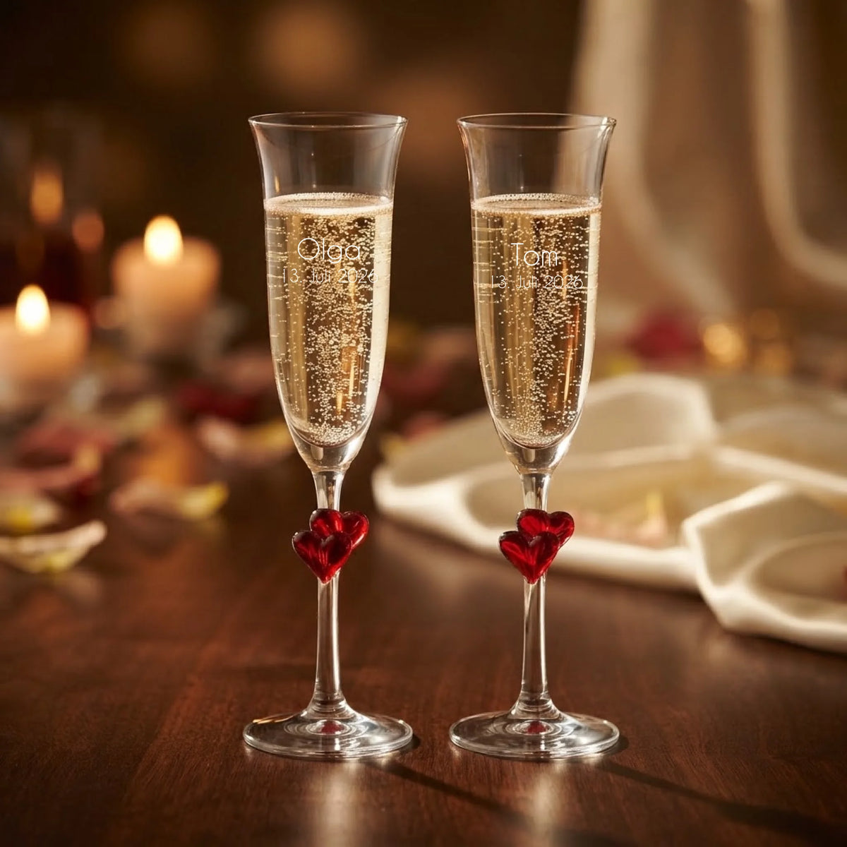 Zwei elegante individuell gravierte L'amour-Sektgläser als personalisiertes Hochzeitsgeschenk