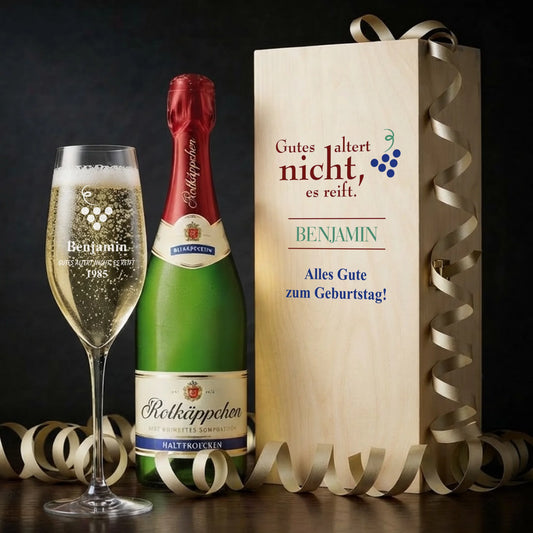 Personalisiertes Sektgeschenk zum Geburtstag – individuell graviertes Sektglas in bedruckter Holzbox