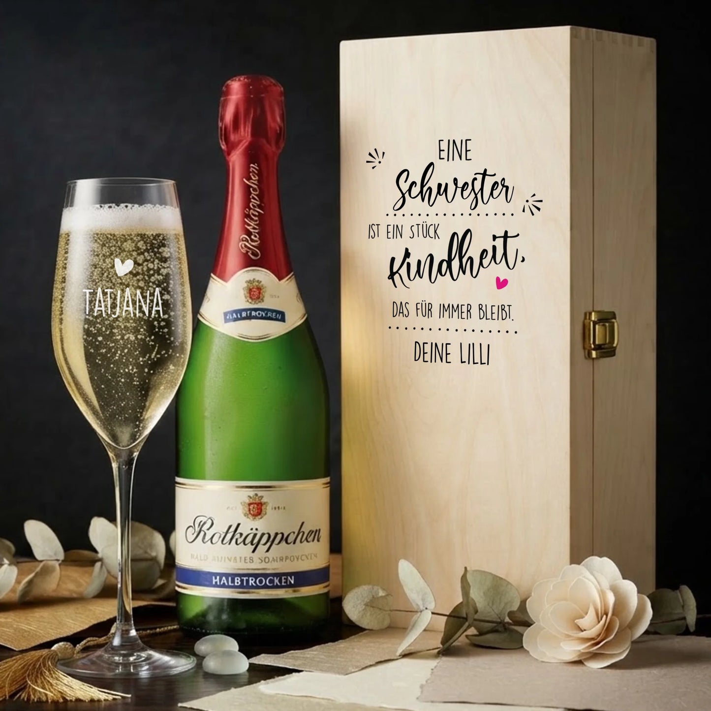 Individuell graviertes Sektglas mit Wunschtext als personalisiertes Geschenk für die Schwester