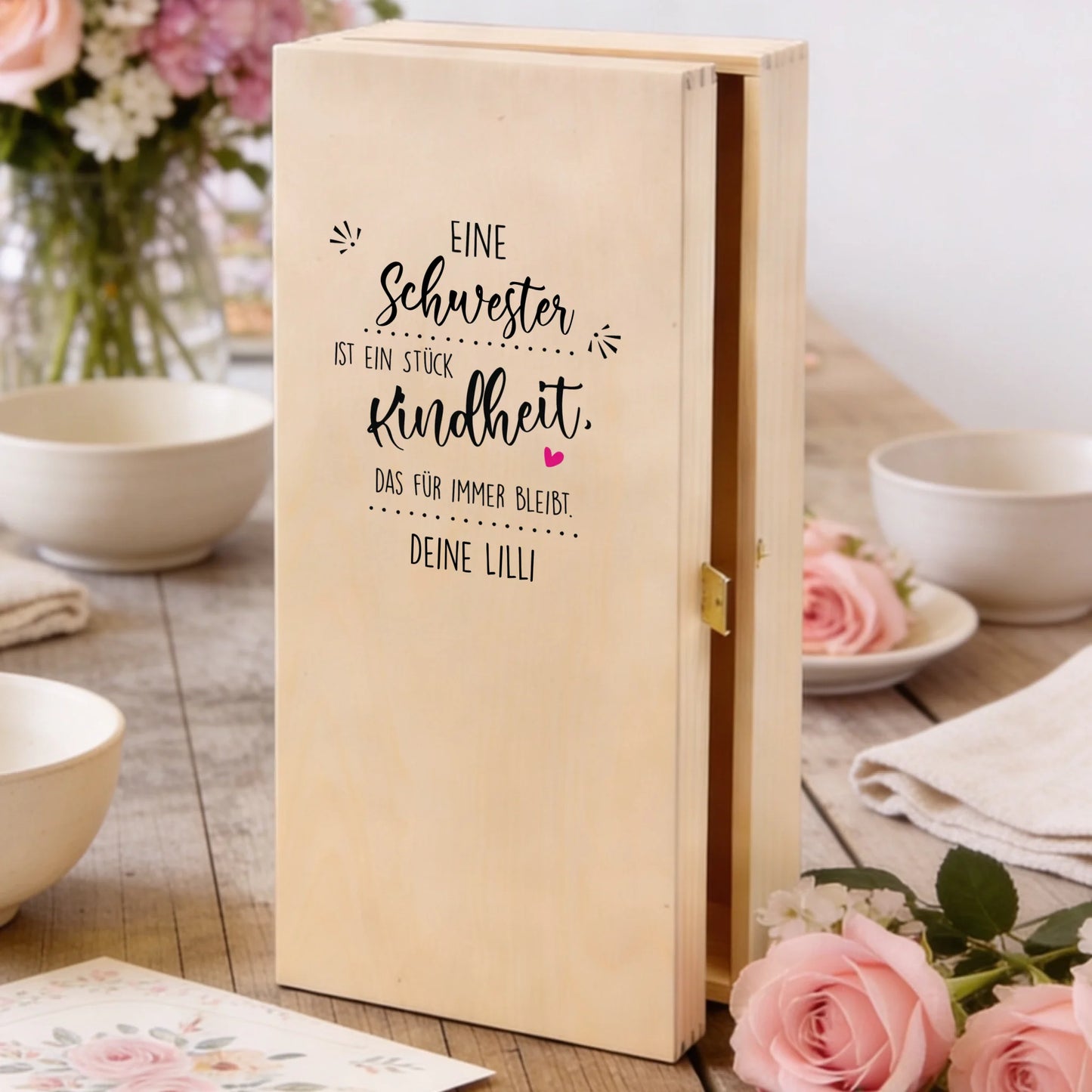Personalisierte, individuell bedruckte Holzbox des Sektgeschenks für die Schwester