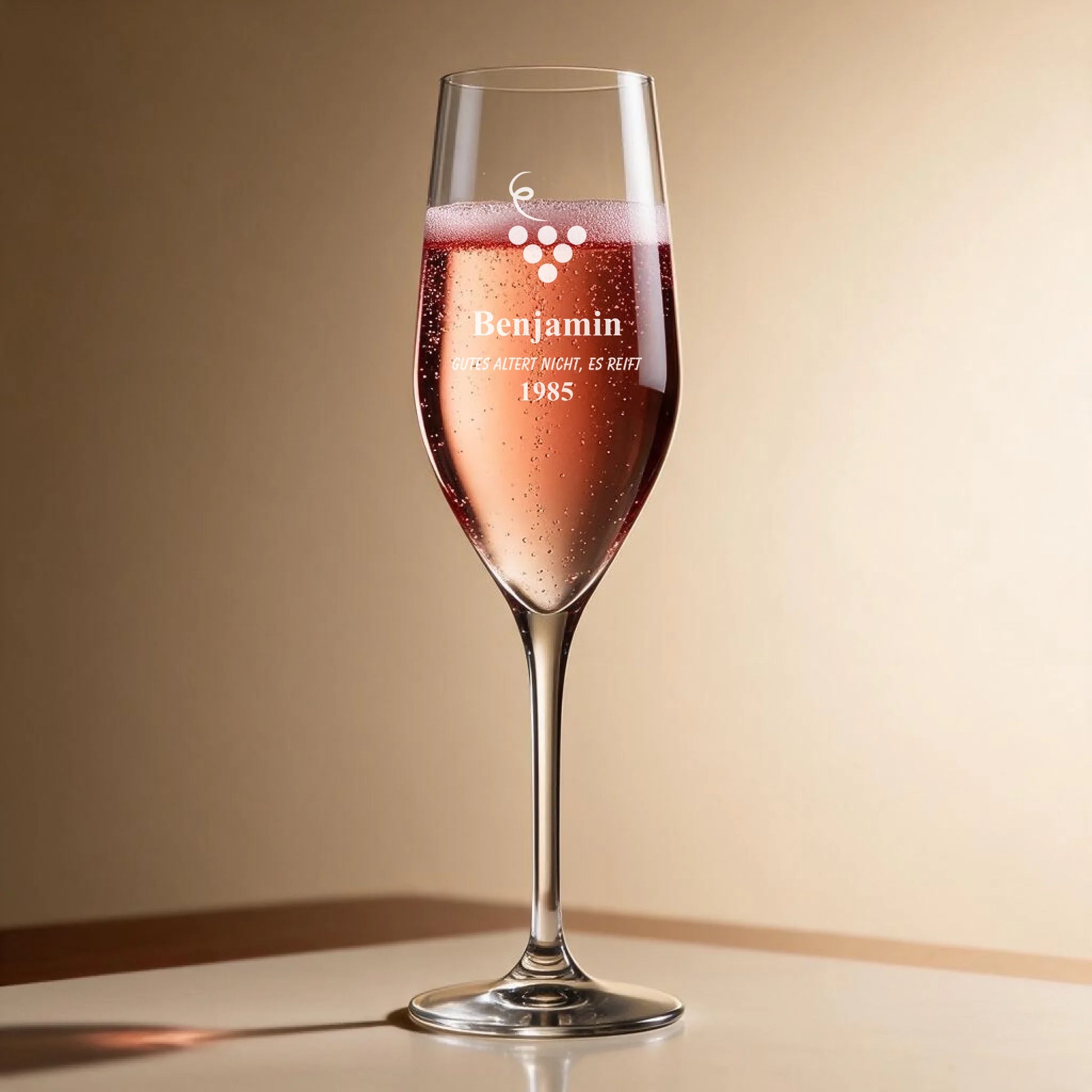 Individuell graviertes Sektglas mit Rosé-Sekt als personalisiertes Geburtstagsgeschenk