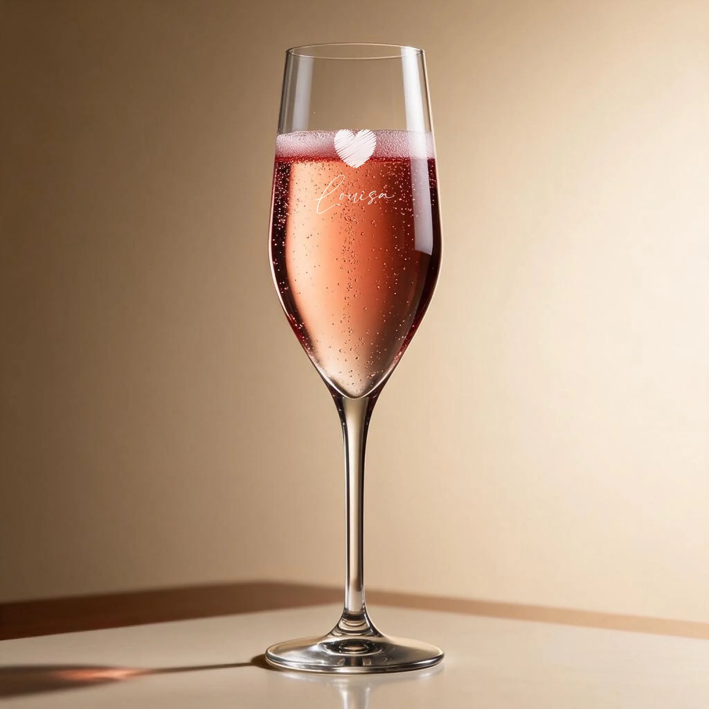 Individuell graviertes Sektglas mit Rosé-Sekt gefüllt