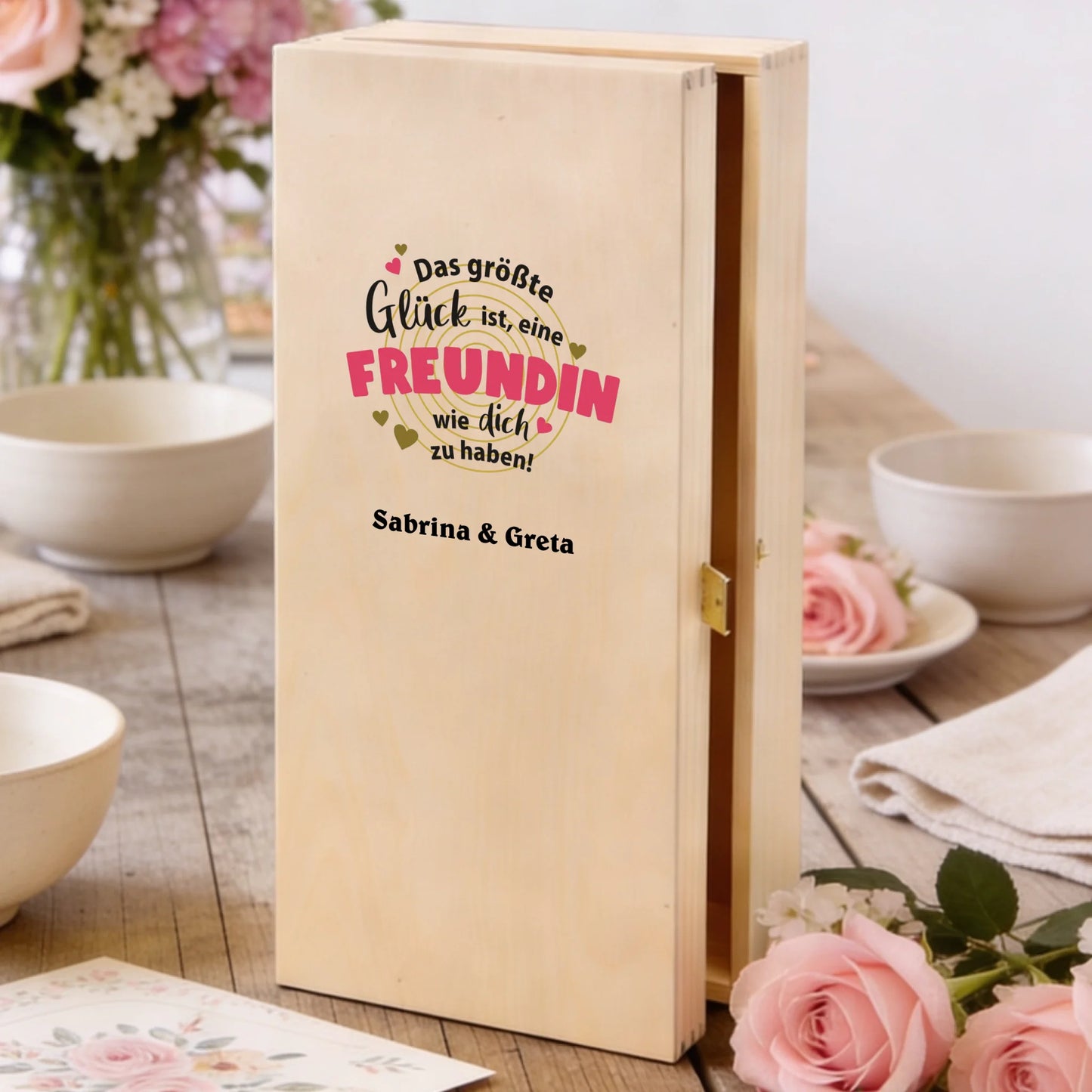 Personalisierte, individuell bedruckte Holzbox des Sektgeschenks für die Freundin