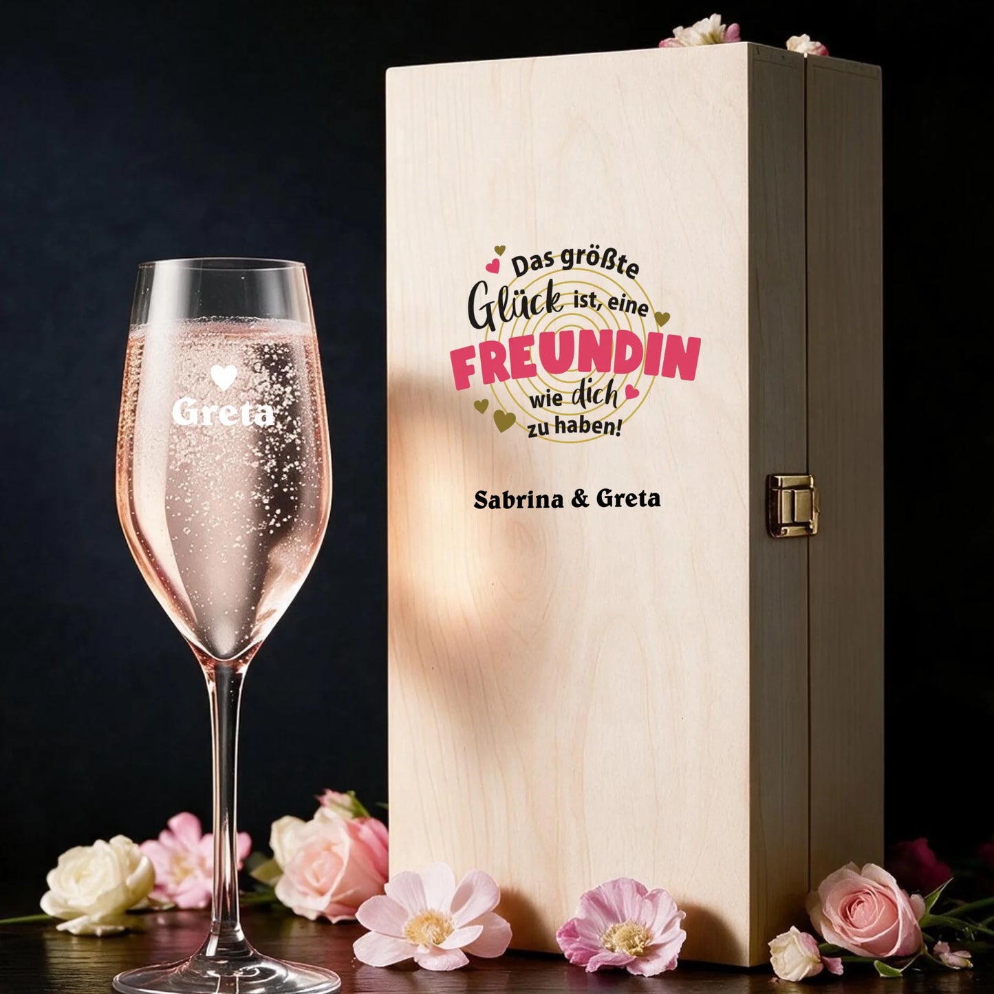 Edle Holzbox mit individuell graviertem Sektglas als personalisiertes Geschenk für die Freundin