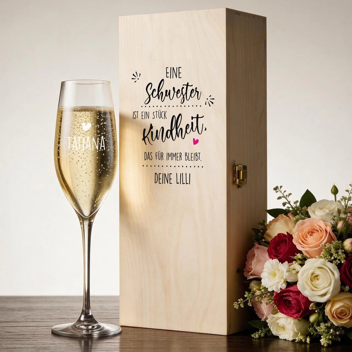 Edle Holzbox mit individuell graviertem Sektglas als personalisiertes Geschenk für die Schwester