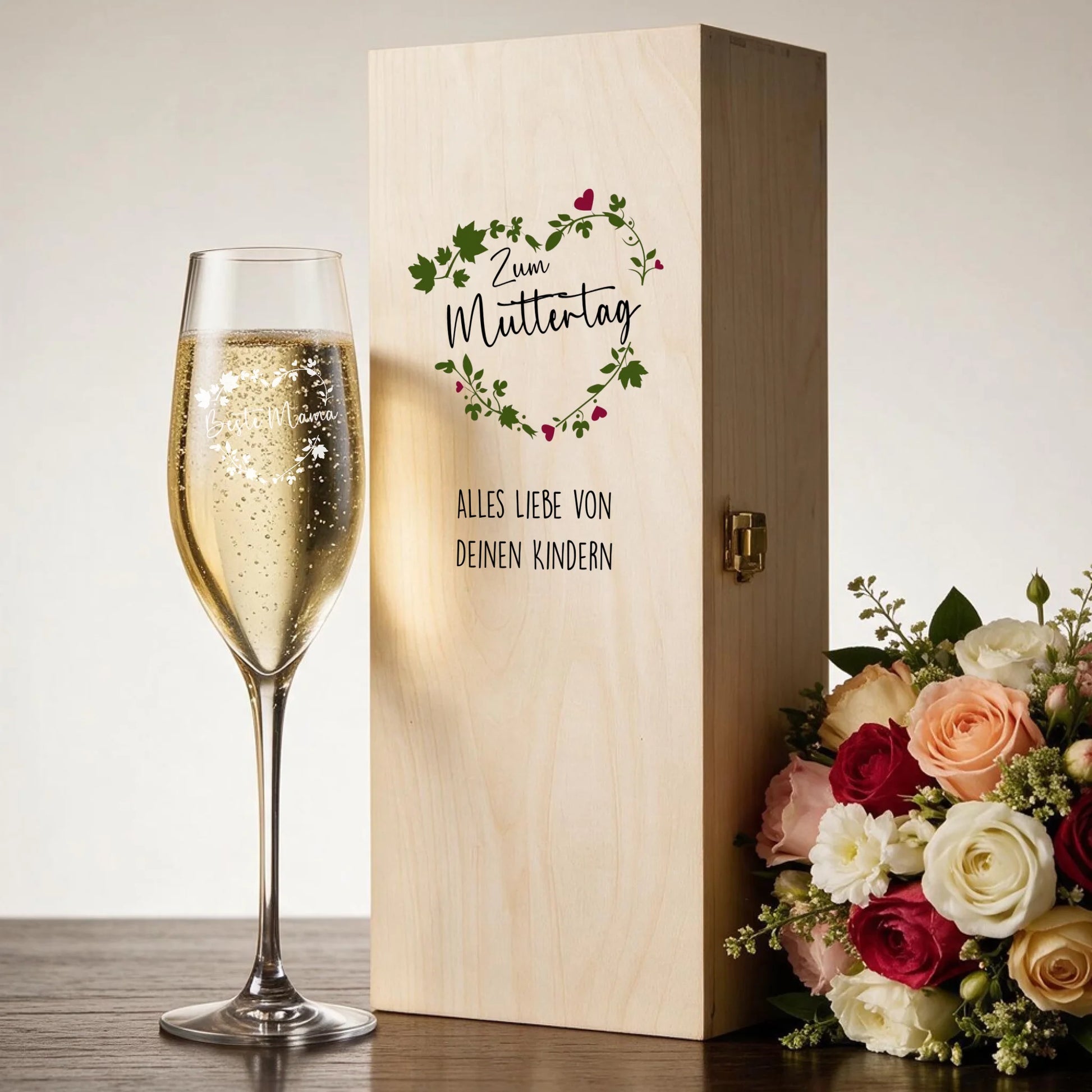Edle Holzbox mit individuell graviertem Sektglas als personalisiertes Muttertagsgeschenk