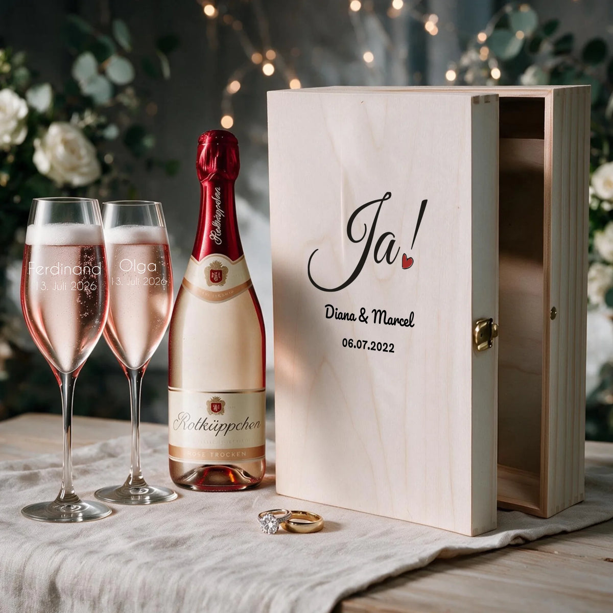 Personalisiertes Sektgeschenk zur Hochzeit – zwei individuell gravierte Sektgläser in bedruckter Holzbox