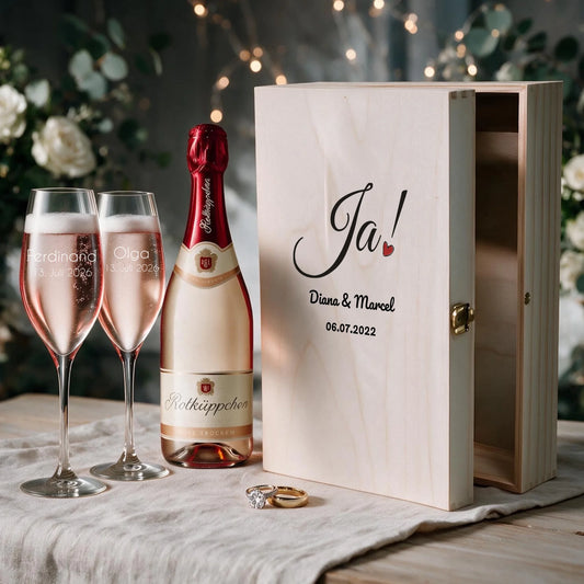 Personalisiertes Sektgeschenk zur Hochzeit – zwei individuell gravierte Sektgläser in bedruckter Holzbox