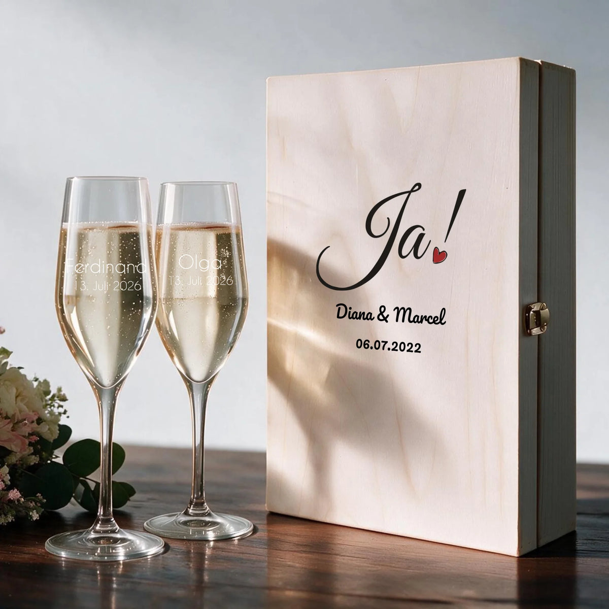 Zwei individuell gravierte Sektgläser im personalisierten Geschenkset zur Hochzeit
