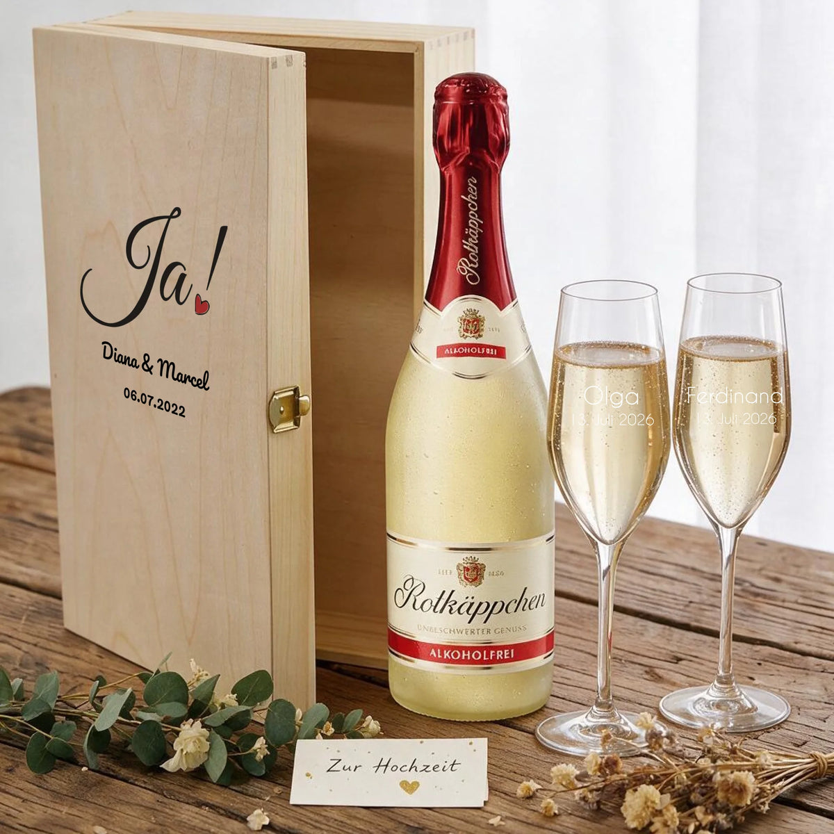 Personalisierte Holzbox mit zwei individuell gravierten Sektgläsern zur Hochzeit
