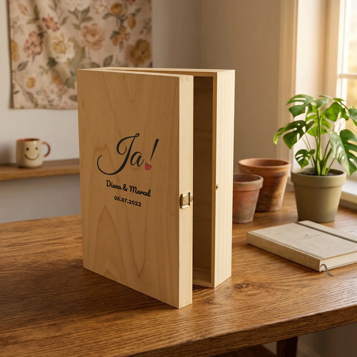 Zwei individuell gravierte Sektgläser mit Sekt als personalisiertes Hochzeitsgeschenk