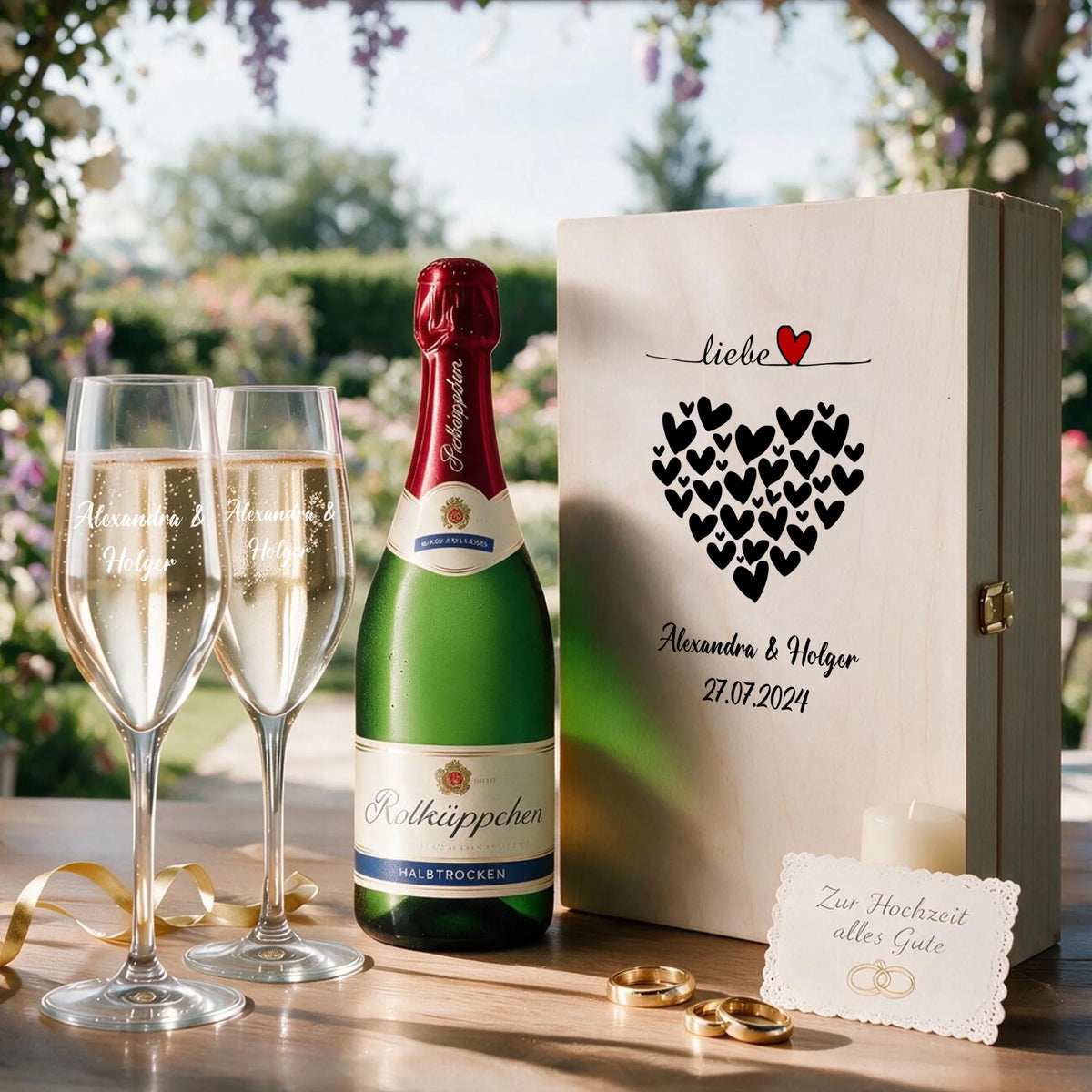 Personalisiertes Sektgeschenk zur Hochzeit – zwei individuell gravierte Sektgläser in bedruckter Holzbox