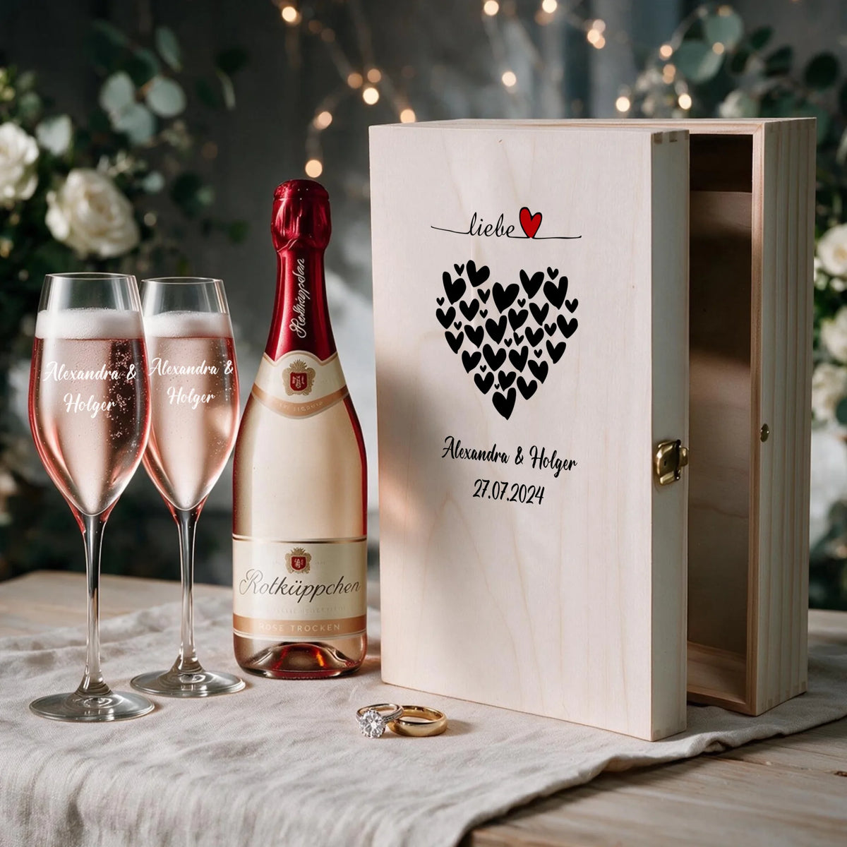 Zwei individuell gravierte Sektgläser mit Wunschtext als personalisiertes Hochzeitsgeschenk