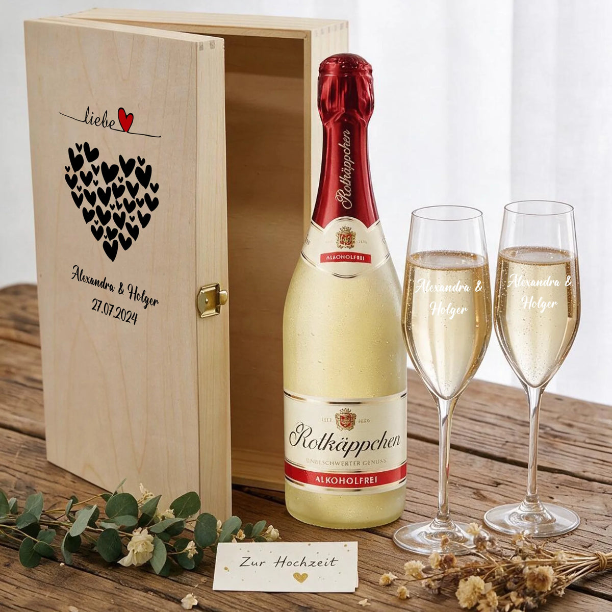 Personalisierte Holzbox mit zwei individuell gravierten Sektgläsern zur Hochzeit