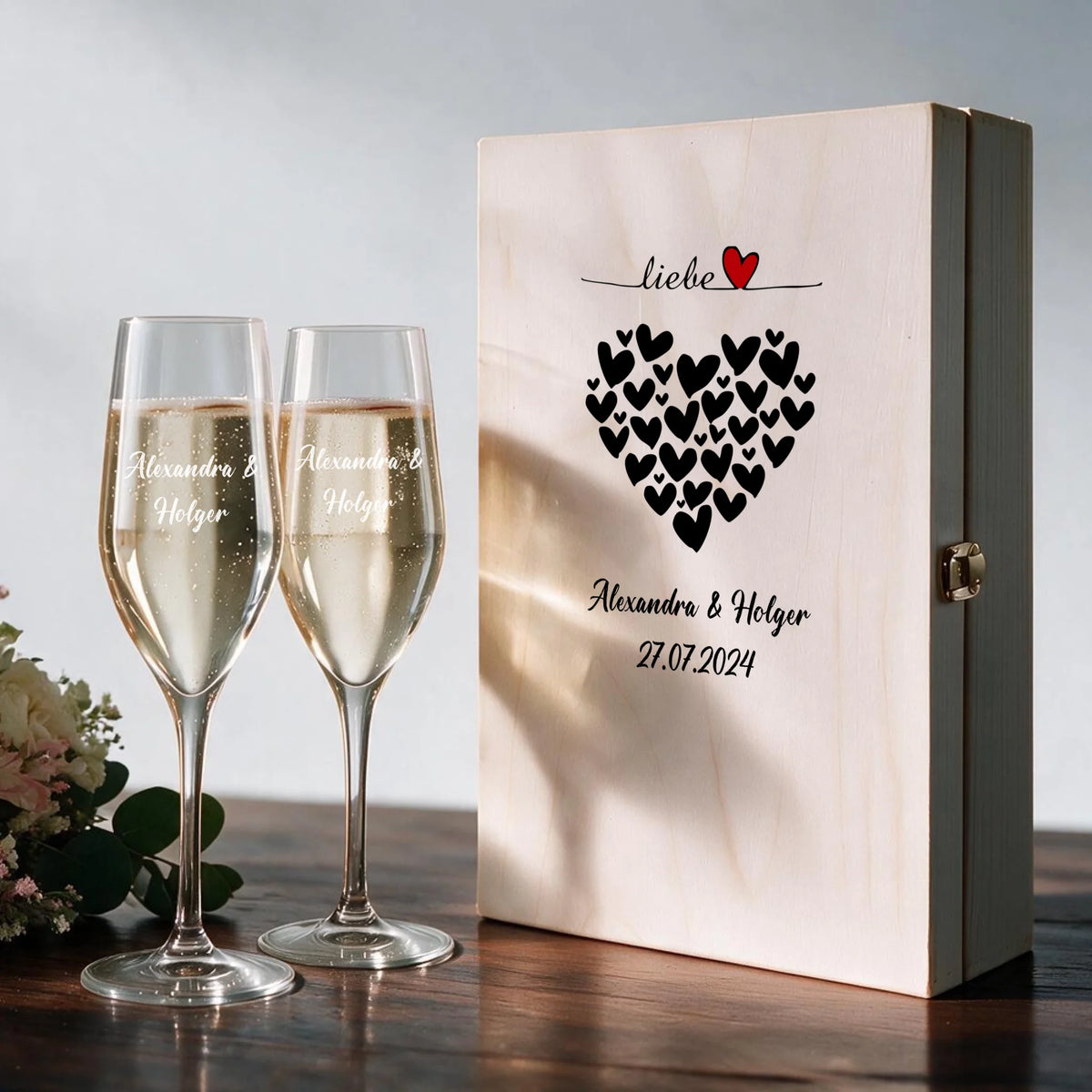 Zwei individuell gravierte Sektgläser im personalisierten Geschenkset zur Hochzeit