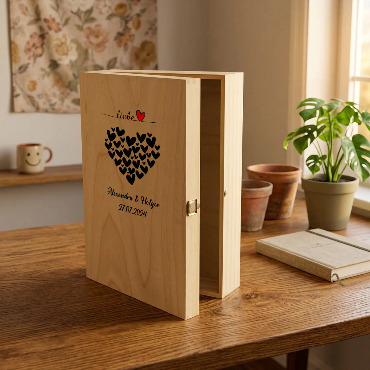 Zwei individuell gravierte Sektgläser mit Sekt als personalisiertes Hochzeitsgeschenk