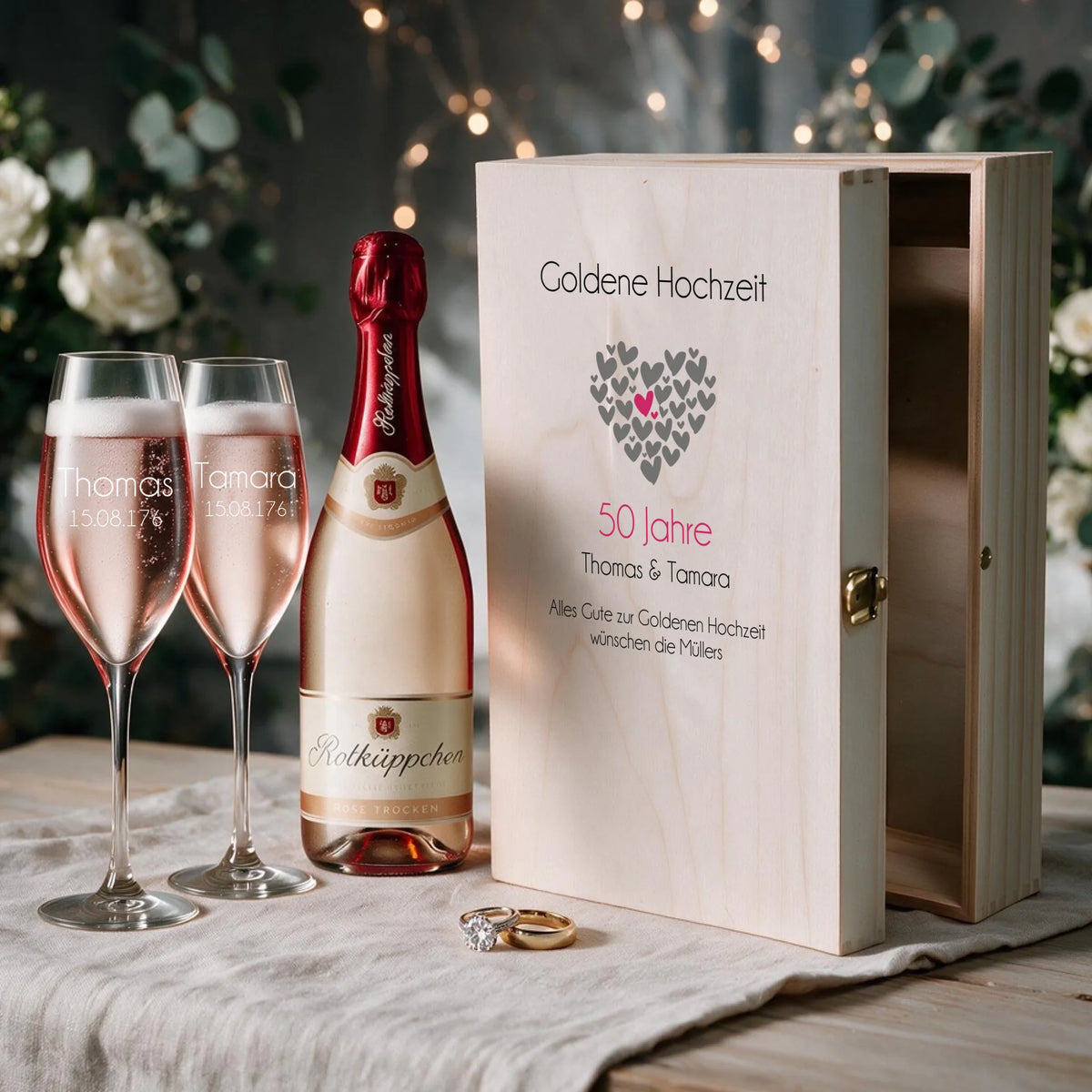 Personalisiertes Sektgeschenk zum Hochzeitsjubiläum – zwei individuell gravierte Sektgläser in bedruckter Holzbox