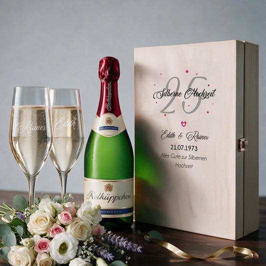 Personalisiertes Sektgeschenk zur Silberhochzeit – zwei individuell gravierte Sektgläser in bedruckter Holzbox