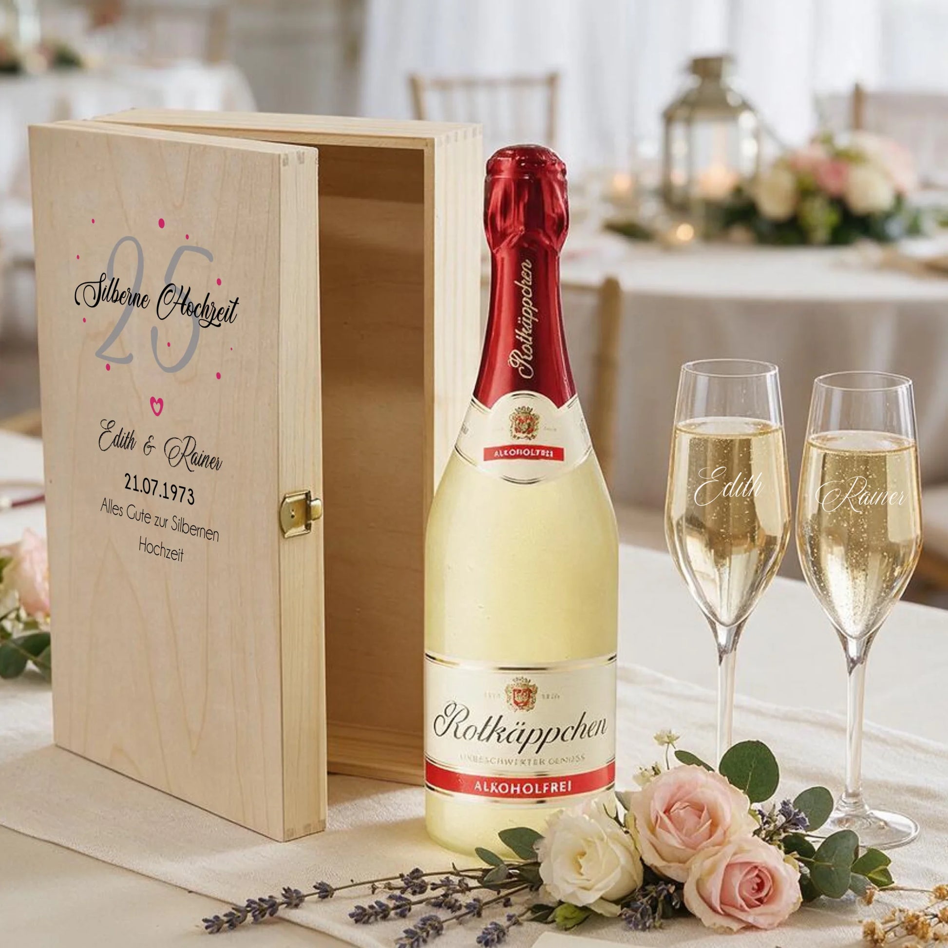 Personalisierte Holzbox mit zwei individuell gravierten Sektgläsern zur Silberhochzeit