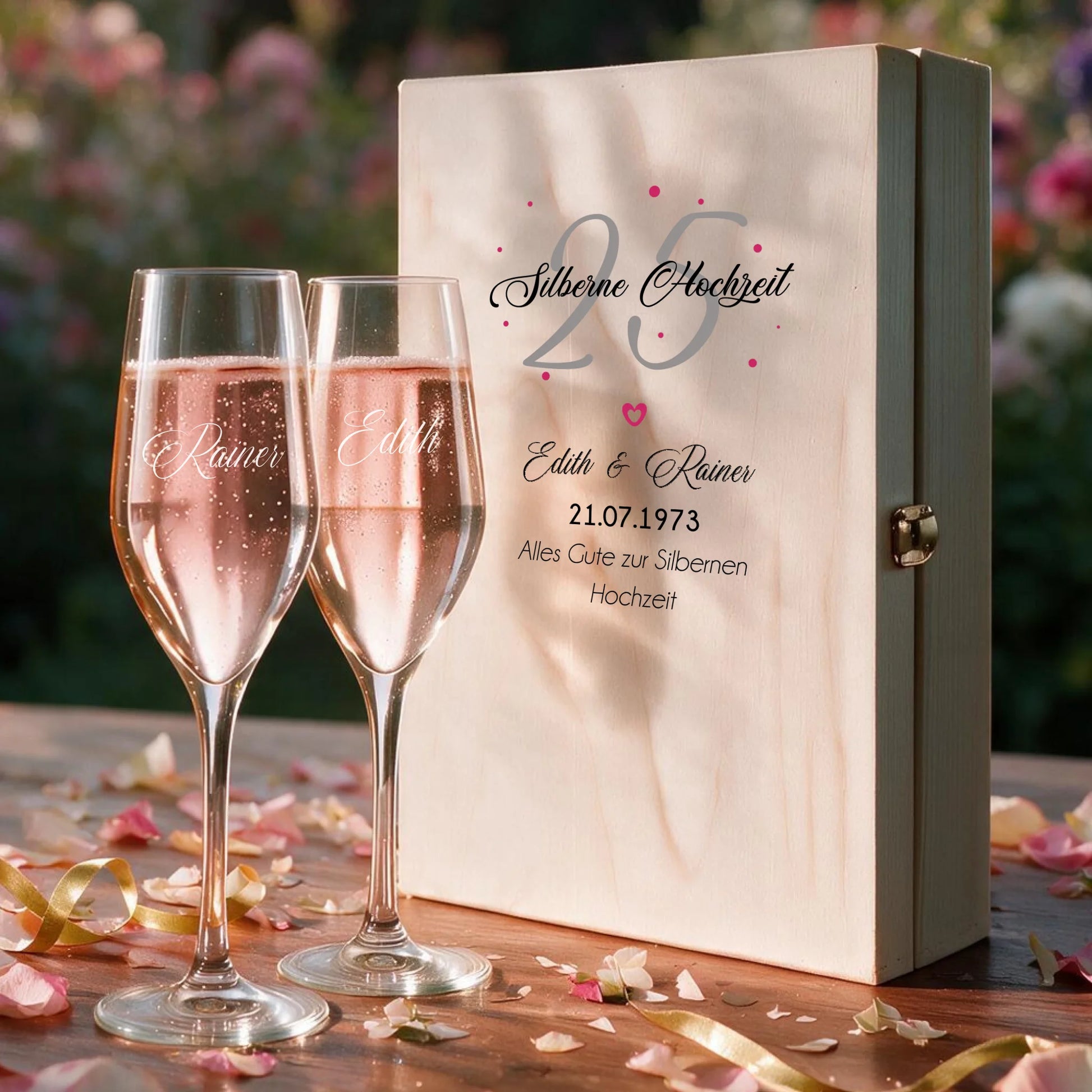 Zwei individuell gravierte Sektgläser im personalisierten Geschenkset zur Silberhochzeit