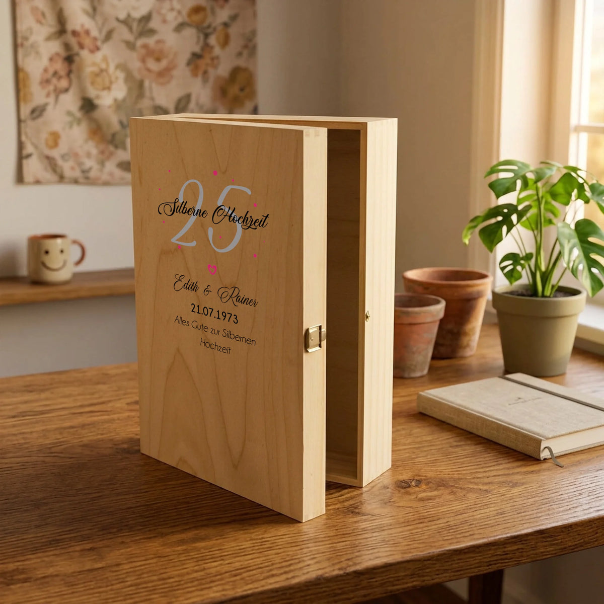Zwei individuell gravierte Sektgläser mit Sekt als personalisiertes Silberhochzeitsgeschenk