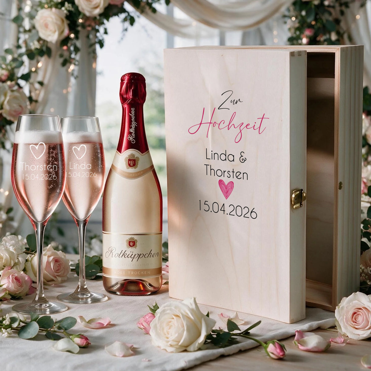 Personalisierte Holzbox mit zwei individuell gravierten Sektgläsern zur Hochzeit