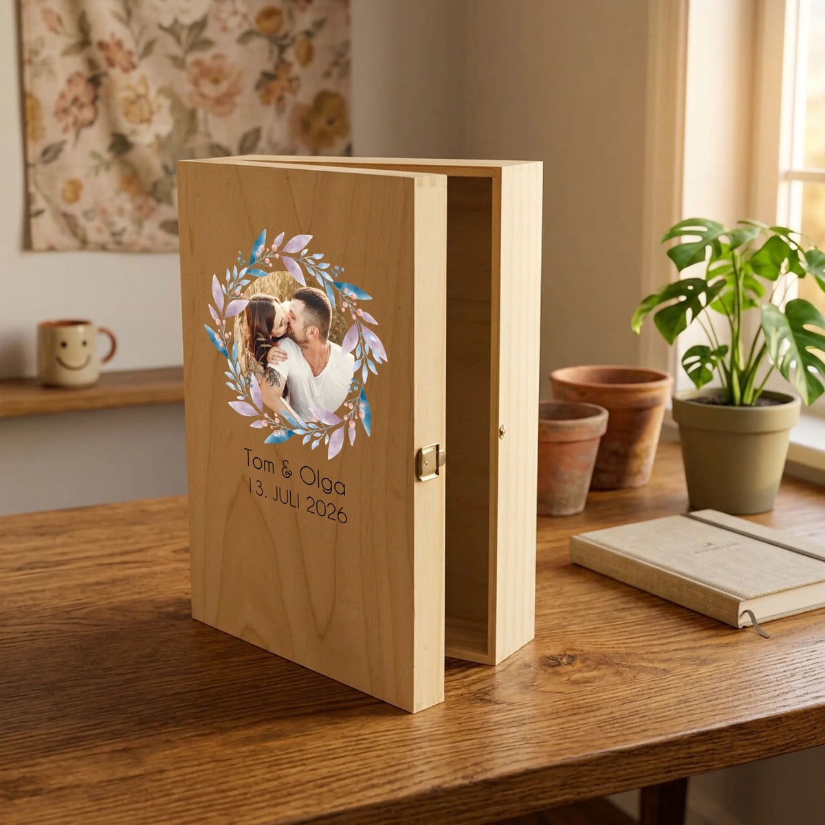 Zwei individuell gravierte Sektgläser mit Sekt als personalisiertes Hochzeitsgeschenk mit Foto