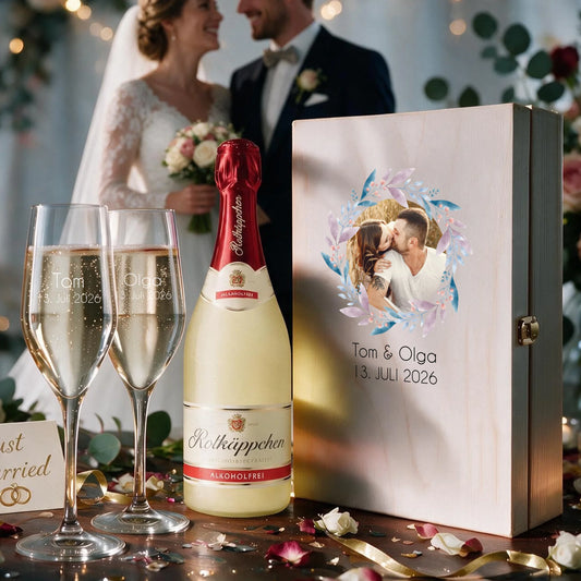 Personalisiertes Sektgeschenk zur Hochzeit mit eigenem Foto – zwei individuell gravierte Sektgläser in Holzbox