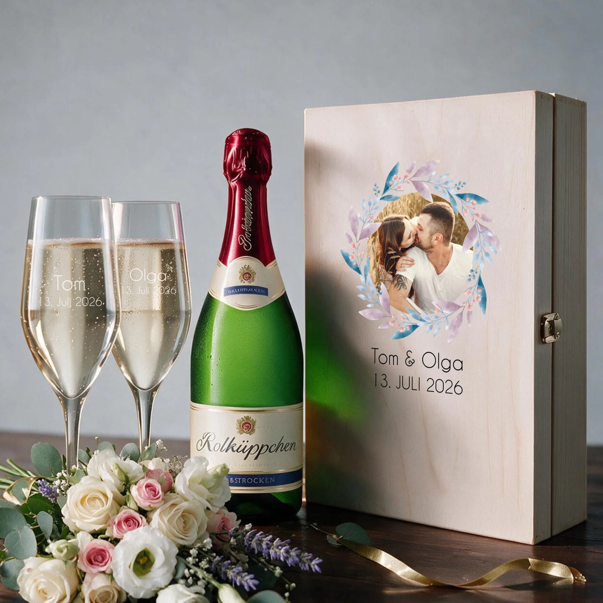 Zwei individuell gravierte Sektgläser mit Wunschtext als personalisiertes Hochzeitsgeschenk mit Foto